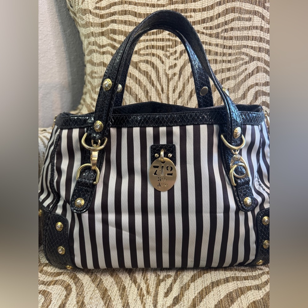 Henri Bendel 712 5th Avenue Large Shoulder Bag - Picture 2 of 8